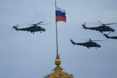 Đội máy bay trực thăng diễu binh qua Quảng trường Đỏ. (Ảnh: Trần Hiếu/TTXVN)