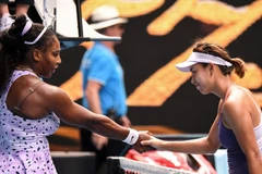 Qiang Wang (phải) đánh bại Serena. (Nguồn: Getty Images)