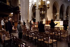Các tín đồ Thiên chúa giáo cầu nguyện tại một nhà thờ ở Paris, Pháp ngày 24/5. (Ảnh: AFP/TTXVN)