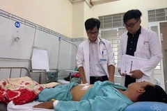 Ông Trương Đình Vũ H đang được tiếp tục điều trị tại Bệnh viện Đa khoa khu vực Long Khánh. (Ảnh: Lê Xuân/TTXVN)