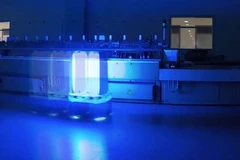 Robot này tấn công virus bằng bức xạ tia cực tím (UV) sóng ngắn. (Nguồn: gulfnews.com)