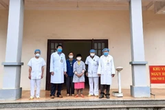 Các y bác sỹ Bệnh viện Đa khoa huyện Đồng Văn (Hà Giang) chụp ảnh với bệnh nhân 268 khi được công bố khỏi bệnh. (Ảnh: TTXVN phát)