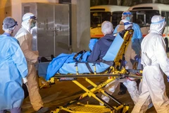 Di chuyển bệnh nhân nhiễm corona ở Vũ Hán, Trung Quốc (Nguồn: Bloomberg)