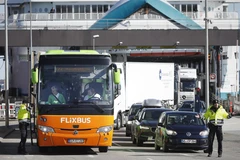 Cảnh sát Đan Mạch kiểm tra các phương tiện tại khu vực cửa khẩu Đan Mạch-Thụy Điển. (Ảnh: AFP/TTXVN)