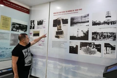 Chuyên gia Grigory Trofimchuk thăm Nhà trưng bày Hoàng Sa trong chuyến thăm Việt Nam (Ảnh tác giả cung cấp)