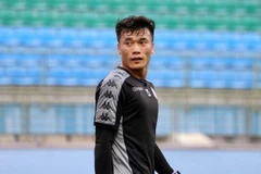 [Video] Thủ thành Bùi Tiến Dũng mắc sai lầm dẫn đến bàn thua