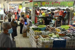 Người dân mua sắm tại một chợ ở Singapore. (Ảnh: AFP/TTXVN)