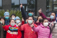 Bệnh nhân nhiễm COVID-19 xuất viện sau khi được chữa khỏi tại bệnh viện ở Vũ Hán, tỉnh Hồ Bắc, Trung Quốc, ngày 19/2. (Ảnh: THX/TTXVN)