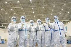 Các nhân viên y tế bày tỏ quyết tâm chiến thắng dịch COVID-19 tại bệnh viện dã chiến ở Vũ Hán, Trung Quốc. (Ảnh: THX/TTXVN)