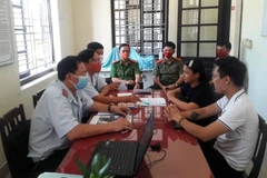 Cơ quan chức năng làm việc với chủ tài khoản mạng xã hội Facebook 'Vương Huyền Túi.' (Ảnh: Mai Trang/TTXVN)