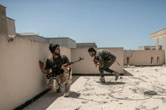 Lực lượng Chính phủ Đoàn kết dân tộc Libya (GNA) trong cuộc giao tranh với Lực lượng Quân đội quốc gia Libya (LNA) tại Tripoli ngày 2/5/2020. (Ảnh: THX/TTXVN)