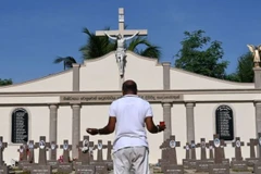 Một người dân Sri Lanka cầu nguyện cho các nạn nhân xấu số. (Nguồn: BBC)