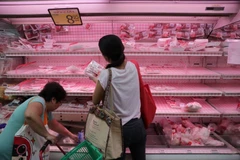 Người dân Singapore mua sắm hàng hóa. (Nguồn: straitstimes)