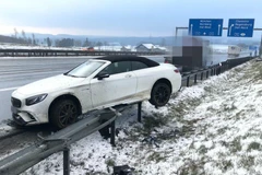 Chiếc Mercedes AMG của Jérôme Boateng bị tai nạn trên xa lộ A9.
