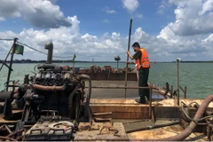 Phát hiện 2 sà lan vận chuyển cát trái phép trên vùng biển Cần Giờ