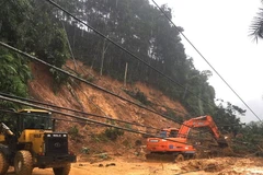 Các đơn vị thi công đưa các phương tiện, máy móc khẩn trương xử lý khu vực sạt lở trên Quốc lộ 2, đoạn từ thành phố Hà Giang đi huyện Vị Xuyên. (Ảnh: Minh Tâm/TTXVN)