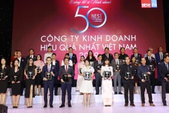 Ông Đỗ Thanh Tuấn, Giám đốc Đối ngoại Công ty Vinamilk (hàng đầu, thứ 5 từ trái sang) tại Lễ vinh danh 'Top 50 công ty kinh doanh hiệu quả nhất Việt Nam.'