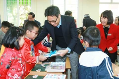 Phó Thủ tướng Vũ Đức Đam chúc Tết, tặng sách học sinh Hà Nội