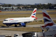 Máy bay của hãng hàng không British Airways đỗ tại sân bay Heathrow ở London, Anh. (Ảnh: AFP/TTXVN)
