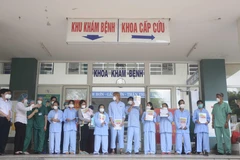 Các bệnh nhân đã khỏi bệnh và được xuất viện. (Ảnh: Văn Dũng/TTXVN)
