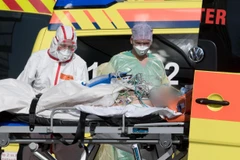 Chuyển một bệnh nhân Italy nhiễm COVID-19 tới bệnh viện Helios ở Leipzig (Đức). (Ảnh: THX/TTXVN)