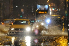 Bão Dennis gây thiệt hại về tài sản và gián đoạn giao thông đường bộ. (Nguồn: Daily Mail)