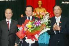 Bí thư Thành ủy Nguyễn Bá Thanh và Phó Trưởng ban Tổ chức Trung ương Trần Văn Minh chúc mừng tân Chủ tịch UBND thành phố Văn Hữu Chiến. (Ảnh: Báo Đà Nẵng)