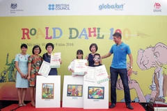 Đại sứ Anh Giles Lever cùng các nhà tài trợ trao quà cho các tác giả đạt giải nhất của cuộc thi. (Ảnh: Doãn Đức/Vietnam+)