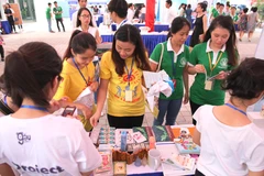 Sự kiện còn có hội chợ thanh niên do các nhóm thanh, thiếu niên trưng bày các sản phẩm mà họ tự làm ra. (Ảnh: Doãn Đức/Vietnam+)