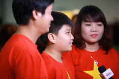Một gia đình cổ động viên đón Xuân Vinh. (Ảnh: Minh Chiến/Vietnam+)