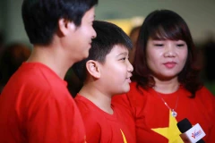 Một gia đình cổ động viên đón Xuân Vinh. (Ảnh: Minh Chiến/Vietnam+)