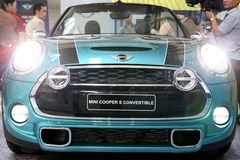 Diện mạo bên ngoài của xe gần giống với bản hatchback 3 cửa nhưng thay vì mui kim loại thì xe trang bị mui mềm có thể di chuyển bằng điện, đóng/mở trong vòng 18 giây ở tốc độ tối đa 30 km/h. (Ảnh: Doãn Đức/Vietnam+)