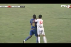 Tình huống phạm lỗi của Trương Văn Thiết với Vũ Quang Nam. (Ảnh chụp màn hình)