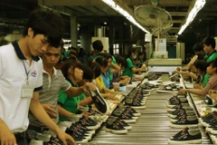 Công nhân sản xuất giày xuất khẩu tại một nhà máy ở Hà Nội. (Nguồn: TTXVN) 