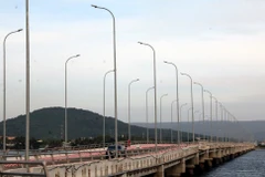 Huyện đảo Phú Quốc huy động đầu tư kết cấu hạ tầng giao thông, lưới điện, hệ thống cấp thoát nước, khu tái định cư, sân bay, cảng biển, vệ sinh môi trường, cảnh quan đô thị. (Ảnh: Lê Huy Hải – TTXVN)