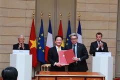 Tập đoàn T&T và Tập đoàn Bouygues - Pháp ký kết biên bản ghi nhớ hợp tác về Dự án Đường sắt đô thị số 3 dưới sự chứng kiến của Tổng Bí thư Nguyễn Phú Trọng và Tổng thống Cộng hòa Pháp Emmanuel Macron. (Ảnh: BTC)