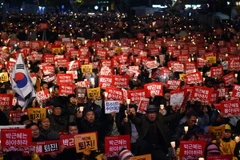 Biểu tình yêu cầu Tổng thống từ chức tại trung tâm Seoul ngày 19/11. (Nguồn: AFP/TTXVN)