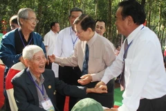 Các nhân chứng lịch sử chiến đấu tại Chiến khu Đ vui mừng gặp lại nhau trong ngày kỷ niệm. (Ảnh: Lê Xuân/TTXVN)