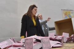 Nhân viên Ủy ban bầu cử Italy tiến hành kiểm phiếu trưng cầu dân ý về Hiến pháp cải cách tại Rome ngày 4/12. (Nguồn: AFP/TTXVN)