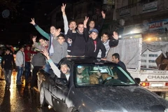 Người dân Syria vui mừng sau khi thành phố Aleppo được giải phóng ngày 12/12. (Nguồn: EPA/TTXVN)