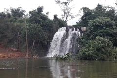 Thác Cột Đá bị biến thành một ao nước lớn hàng nghìn mét vuông. (Ảnh: Hưng Thịnh/TTXVN)