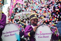 Các nhạc công biểu diễn trong lễ tung hoa giấy trên Quảng trường Thời đại tại lễ tổng duyệt đón năm mới ngày 29/12. (Nguồn: EPA/TTXVN)