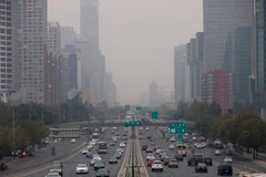 Khói mù bao phủ tại thủ đô Bắc Kinh ngày 17/11. (Nguồn: EPA/TTXVN)