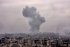 Khói bốc lên sau khi lực lượng Chính phủ Syria không kích các mục tiêu của quân nổi dậy trên đường tiến vào Karm al-Jabal để giải phóng Aleppo ngày 5/12. (Nguồn: AFP/TTXVN)