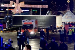 Cảnh sát và lực lượng cứu hộ làm nhiệm vụ tại hiện trường vụ đâm xe. (Nguồn: EPA/TTXVN)