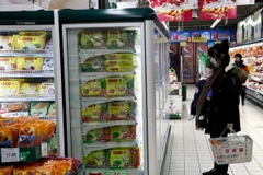 Người dân chọn mua thực phẩm tại một siêu thị ở Bắc Kinh. (Nguồn: AP/TTXVN)