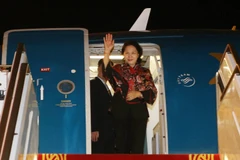 Chủ tịch Quốc hội Nguyễn Thị Kim Ngân tới sân bay Abu Dhabi để dự Hội nghị Thượng đỉnh các Nữ Chủ tịch Quốc hội thế giới lần thứ 11. (Ảnh: Trọng Đức/TTXVN)