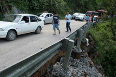 Xe ôtô trên Quốc lộ 4D đoạn thành phố Lào Cai-Sa Pa. (Ảnh: Trần Việt/TTXVN)