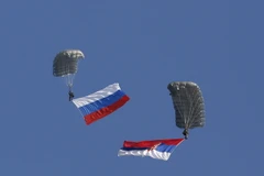 Lính dù Nga và Serbia trong một cuộc tập trận chung chống khủng bố ở Nikinci, cách Belgrade của Serbia 60km về phía tây, ngày 14/11/2014. (Nguồn: AP/TTXVN)