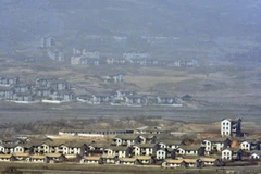 Một khu làng biên giới của CHDCND Triều Tiên nhìn từ đài quan sát Dora gần khu phi quân sự giữa hai miền Triều Tiên ở Paju. (Nguồn: AFP/TTXVN)